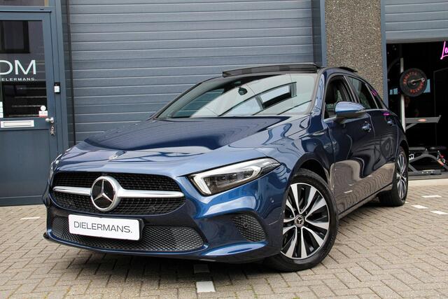 Mercedes-Benz A-KLASSE 250 e | SOH 100% | BTW voertuig | panoramadak | Burmester audio | Sfeerverlichting | Elektrische trekhaak | Groot display | 360 Camera | Vooruitrijcamera | Achteruitrijcamera | Vol!