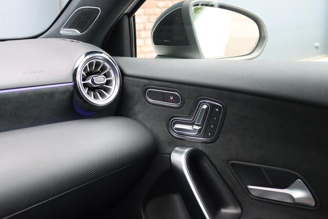 Mercedes-Benz A-KLASSE 250 4MATIC AMG Line | 224pk | Panoramadak | Memory | Burmester | Camera | Standkachel | Keyless Go | Apple Carplay | Nightpakket | Verwarmd Stuurwiel |