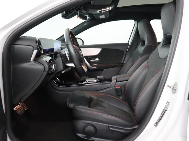 Mercedes-Benz A-KLASSE 200 AMG Line (Panodak / ACC / Full Led / Distronic+ / Carplay / 19 Inch / Digi dash)