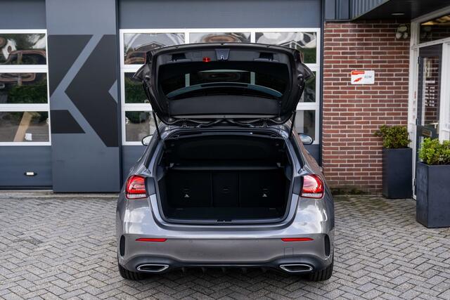 Mercedes-Benz A-KLASSE 180 A180 AMG Line | Widescreen Display | Camera | Night Package | Stoelverwarming | 18' Inch |