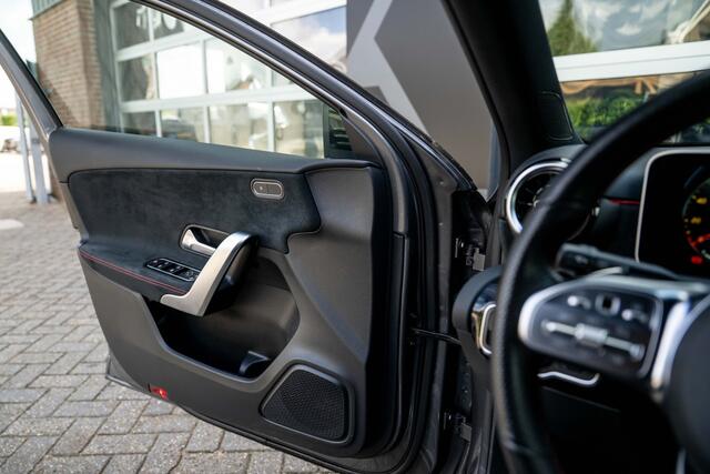 Mercedes-Benz A-KLASSE 180 A180 AMG Line | Widescreen Display | Camera | Night Package | Stoelverwarming | 18' Inch |