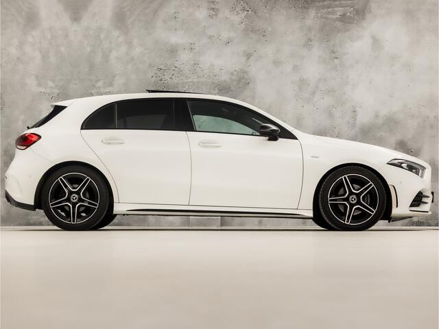 Mercedes-Benz A-KLASSE 180 AMG Sport Automaat (SCHUIFDAK, SFEERVERLICHTING, GROOT NAVI, LEDER/ALCANTARA, CAMERA, SPORTSTOELEN, STOELVERWARMING, GETINT GLAS, NIEUWSTAAT)