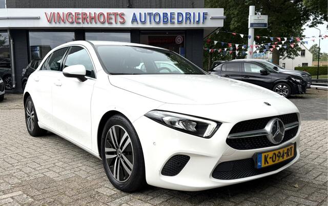 Mercedes-Benz A-KLASSE 180 Business Solution Luxury * AUTOMAAT * Benzine * Navigatie * Zwart Leder Interieur * Achteruitrij Camera * L.M. Velgen * Stoelverwarming * Keyless Start * KM Autopas Aanweizg * Nederlandse Automobiel * Vingerhoets; Vierde Generatie Eersteklas Service.