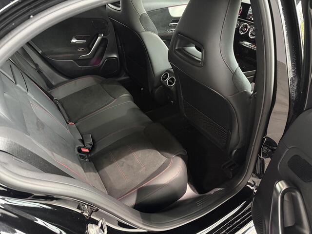 Mercedes-Benz A-KLASSE 180 Business Solution AMG | Panoramaschuifdak | Night | Premium Plus pakket | Dodehoekassistent | Head-up display | 19-inch Zwarte AMG Velgen |