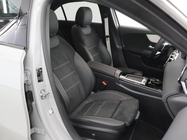 Mercedes-Benz A-KLASSE 180 Business Solution AMG | Night edition | Panoramadak | Memory stoelen | Head-up display | Stoelverwarming | Dodehoekassistent | AMG Line Plus