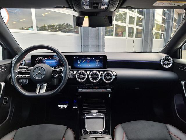 Mercedes-Benz A-KLASSE 250 e AMG | Panoramadak | Achteruitrijcamera | Dodehoekassistent | Privacy Glas Achter | Sfeerverlichting | Stoelverwarming | Parkeersensoren Rondom | Widescreen | Keyless-GO