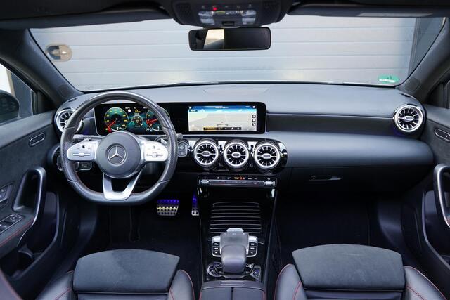 Mercedes-Benz A-KLASSE 220 AMG / Pano/Ambilight/Camera/Keyless
