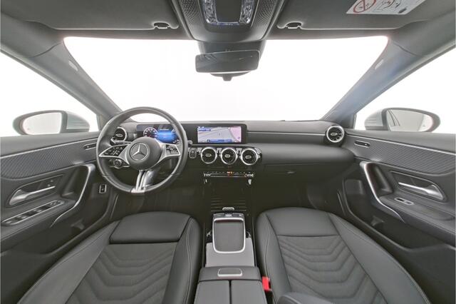 Mercedes-Benz A-KLASSE 250 e Plug-In Hybride Ledkoplampen | Stoelverwarming | Parkeerpakket met achteruitrijcamera | Dodehoekassistent. Inclusief 24 maanden Mercedes-Benz Certified garantie voor Europa.