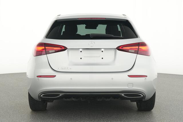Mercedes-Benz A-KLASSE 250 e Plug-In Hybride Ledkoplampen | Stoelverwarming | Parkeerpakket met achteruitrijcamera | Dodehoekassistent. Inclusief 24 maanden Mercedes-Benz Certified garantie voor Europa.