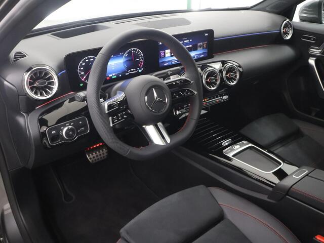 Mercedes-Benz A-KLASSE 250e Business Solution AMG | Panoramaschuifdak | Premium Plus | Head-up display | Dodehoekassistent |