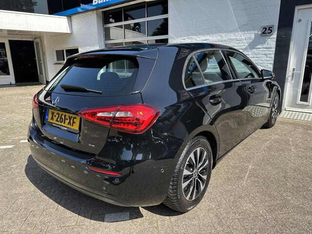 Mercedes-Benz A-KLASSE 180 Premium /CC/Camera/Navi/All season/Lm velgen/Nieuwe apk bij aflevering