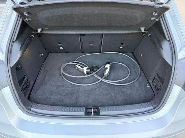 Mercedes-Benz A-KLASSE 250 e AMG Night Premium Plus | Panorama | Sfeer | 360 Cam | Distronic | Apple CarPlay