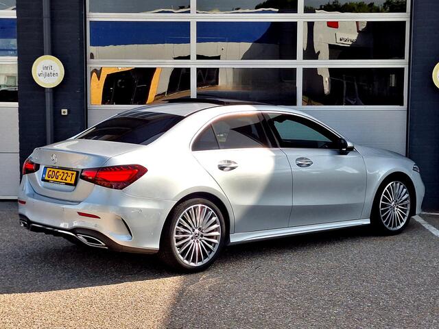 Mercedes-Benz A-KLASSE 180 Star Edition AMG Line | Panoramadak | Burmester | Achteruitrijcamera | Memory Pakket | Sfeerverlichting | Stoelverwarming | Multibeam LED | Dodehoekassistentie | Keyless-GO