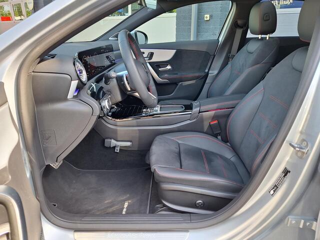 Mercedes-Benz A-KLASSE 180 Star Edition AMG Line | Panoramadak | Burmester | Achteruitrijcamera | Memory Pakket | Sfeerverlichting | Stoelverwarming | Multibeam LED | Dodehoekassistentie | Keyless-GO