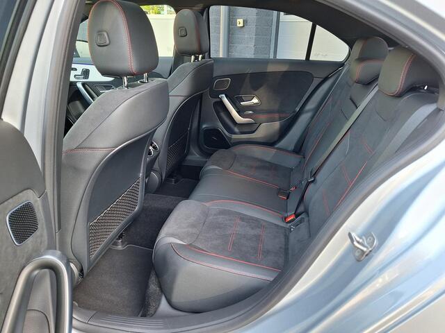 Mercedes-Benz A-KLASSE 180 Star Edition AMG Line | Panoramadak | Burmester | Achteruitrijcamera | Memory Pakket | Sfeerverlichting | Stoelverwarming | Multibeam LED | Dodehoekassistentie | Keyless-GO