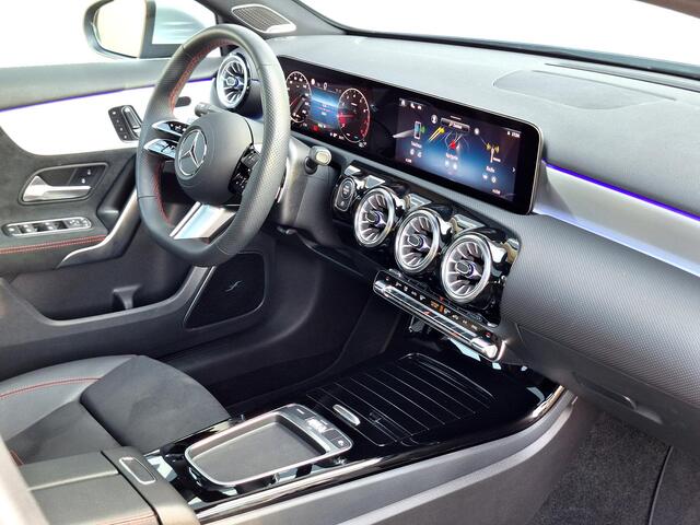 Mercedes-Benz A-KLASSE 180 Star Edition AMG Line | Panoramadak | Burmester | Achteruitrijcamera | Memory Pakket | Sfeerverlichting | Stoelverwarming | Multibeam LED | Dodehoekassistentie | Keyless-GO