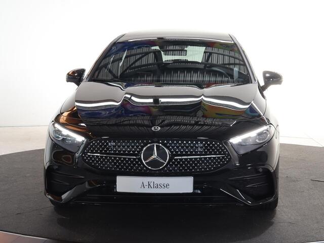 Mercedes-Benz A-KLASSE 180 Business Solution AMG | AMG Line Plus | Nightpakket | Panoramadak | HUD | Stoelverwarming | 360° Camera | Dodehoekassistent |
