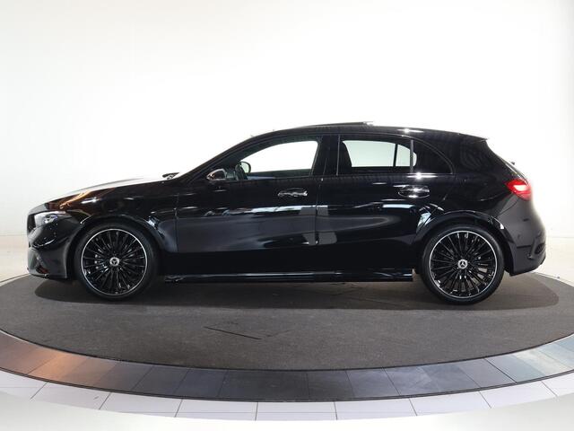 Mercedes-Benz A-KLASSE 180 Business Solution AMG | AMG Line Plus | Nightpakket | Panoramadak | HUD | Stoelverwarming | 360° Camera | Dodehoekassistent |
