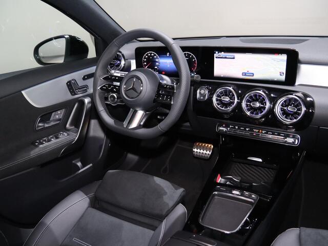 Mercedes-Benz A-KLASSE 180 Business Solution AMG | Trekhaak | Panoramaschuifdak | AMG Line Plus pakket | 19"AMG-velgen | Head-up display | Dodehoekassistent |