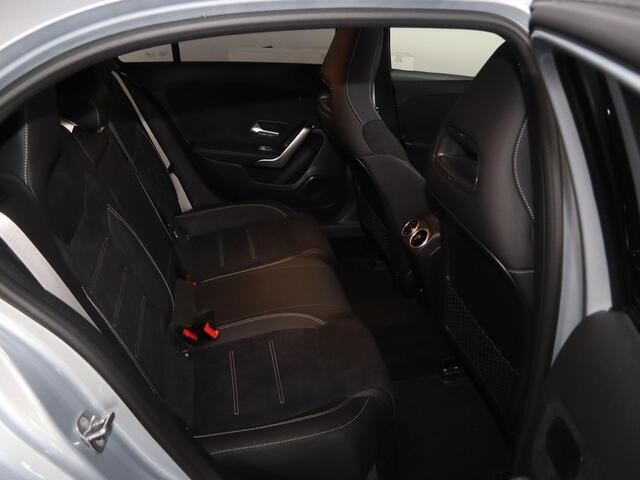 Mercedes-Benz A-KLASSE 180 Business Solution AMG | Trekhaak | Panoramaschuifdak | AMG Line Plus pakket | 19"AMG-velgen | Head-up display | Dodehoekassistent |