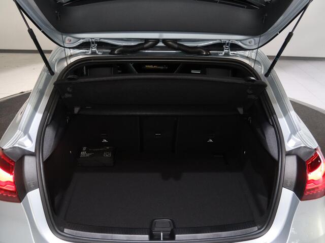 Mercedes-Benz A-KLASSE 180 Business Solution AMG | Trekhaak | Panoramaschuifdak | AMG Line Plus pakket | 19"AMG-velgen | Head-up display | Dodehoekassistent |