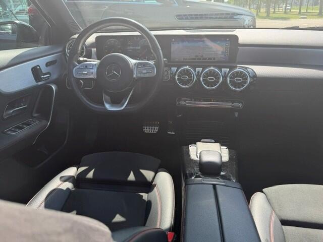 Mercedes-Benz A-KLASSE 180 Business Solution AMG l Panoramadak l Sfeerverlichting l Nightpakket l MBUX l Camera l Stoelverwarming l