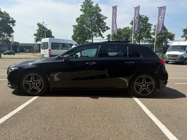 Mercedes-Benz A-KLASSE 180 Business Solution AMG l Panoramadak l Sfeerverlichting l Nightpakket l MBUX l Camera l Stoelverwarming l