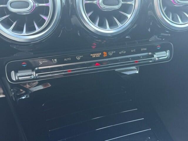 Mercedes-Benz A-KLASSE 180 Business Solution AMG l Panoramadak l Sfeerverlichting l Nightpakket l MBUX l Camera l Stoelverwarming l