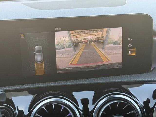 Mercedes-Benz A-KLASSE 180 Business Solution AMG l Panoramadak l Sfeerverlichting l Nightpakket l MBUX l Camera l Stoelverwarming l