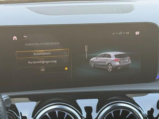 Mercedes-Benz A-KLASSE 180 Business Solution AMG l Panoramadak l Sfeerverlichting l Nightpakket l MBUX l Camera l Stoelverwarming l