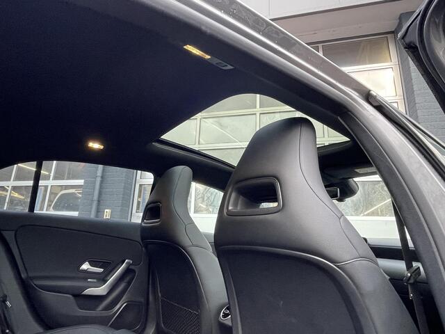 Mercedes-Benz A-KLASSE 250 e Luxury Line | Panoramadak | Achteruitrijcamera | Stoelverwarming | Dodehoekassistent | Sfeerverlichting | Apple & Android Carplay