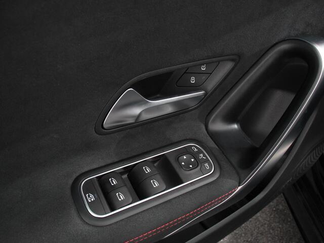 Mercedes-Benz A-KLASSE 200 AMG Line Navigatie Climate Control Camera Virtual Cockpit Led Stoelverwarming Cruise control Parkeersensoren
