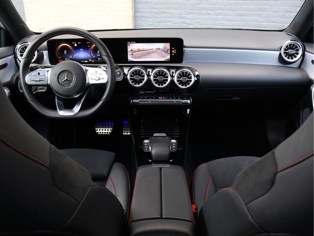 Mercedes-Benz A-KLASSE 250 e AMG Line Pano | Sfeerverlichting | ACC | Night Pack | 19" AMG Zwart