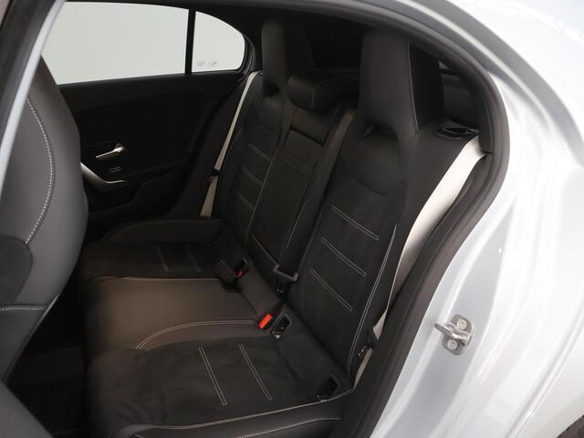 Mercedes-Benz A-KLASSE 180 Business Solution AMG | Trekhaak | Panoramaschuifdak | AMG Line Plus pakket | 19"AMG-velgen | Head-up display | Dodehoekassistent |