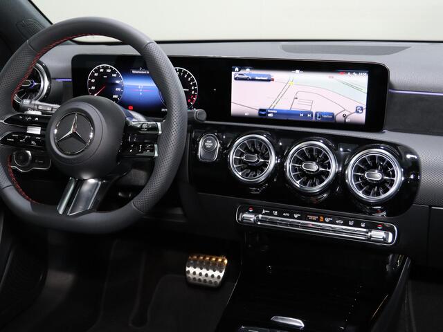 Mercedes-Benz A-KLASSE 250 e Business Solution AMG | Panoramaschuifdak | Stoelverwarming | Achteruitrijcamera | MULTIBEAM LED |