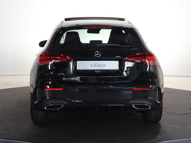 Mercedes-Benz A-KLASSE 250 e Business Solution AMG | Panoramaschuifdak | Stoelverwarming | Achteruitrijcamera | MULTIBEAM LED |