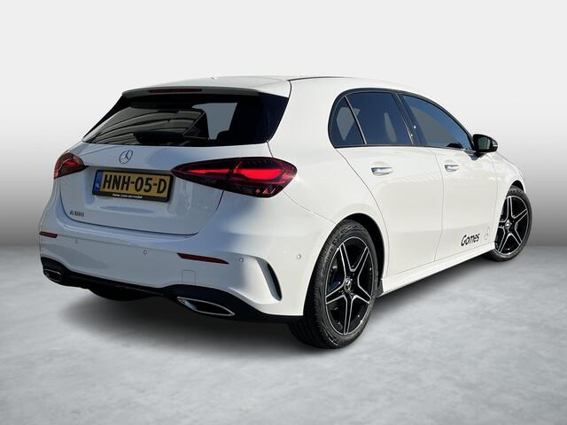 Mercedes-Benz A-KLASSE 180 Star Edition AMG | Night Pakket | Dodehoekassistent | Donkergetint Glas Achter | Sfeerverlichting | Stoelverwarming | Parkeersensoren | Achteruitrijcamera | Elektrisch Inklapbare Buitenspiegels