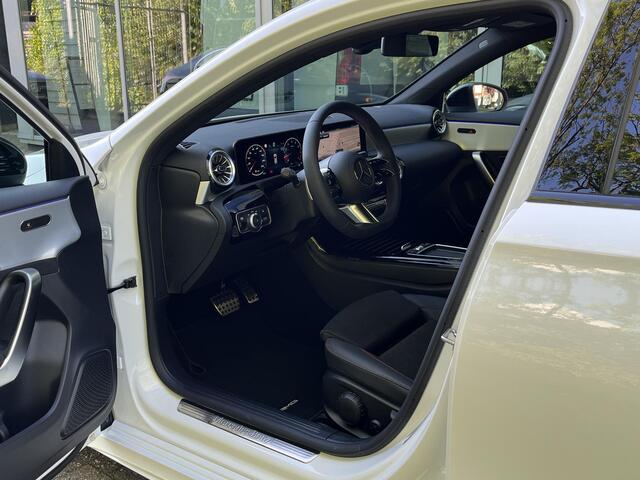Mercedes-Benz A-KLASSE 180 Star Edition AMG | Night Pakket | Dodehoekassistent | Donkergetint Glas Achter | Sfeerverlichting | Stoelverwarming | Parkeersensoren | Achteruitrijcamera | Elektrisch Inklapbare Buitenspiegels