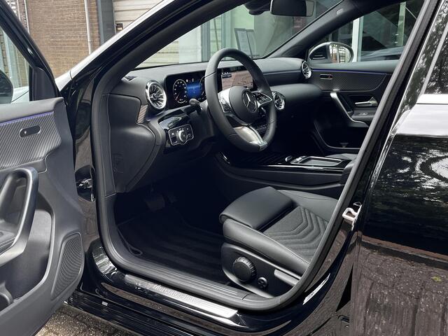 Mercedes-Benz A-KLASSE 180 Star Edition Luxury | Panoramadak | Dodehoekassistent | Donkergetint Glas Achter | Sfeerverlichting | Stoelverwarming | Parkeersensoren | Achteruitrijcamera | Elektrisch Inklapbare Buitenspiegels