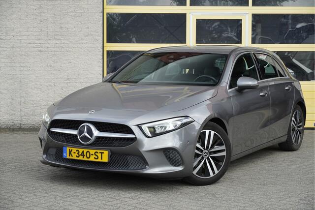 Mercedes-Benz A-KLASSE 160 5drs Luxury Business Solution BJ2021 Lmv 17" | Led V+A | Pdc | Achteruitrijcamera | Navi | Virtual cockpit | Dashboard verlichting | Climate control | Cruise control | Lederen Sportstoelen | Verwarmde voorstoelen | Zwarte hemel | Getint glas
