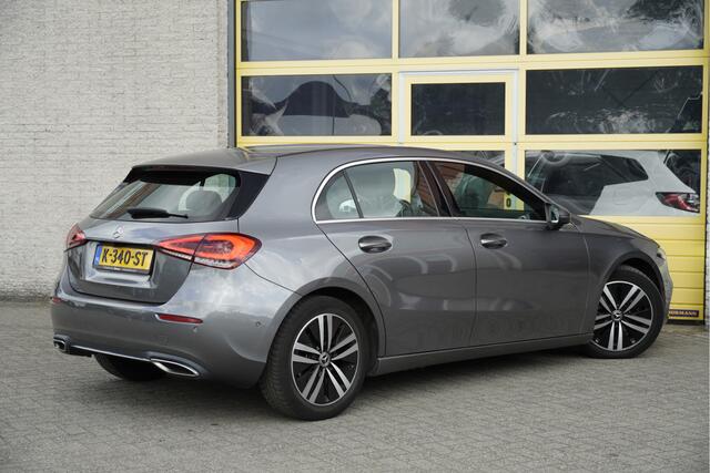 Mercedes-Benz A-KLASSE 160 5drs Luxury Business Solution BJ2021 Lmv 17" | Led V+A | Pdc | Achteruitrijcamera | Navi | Virtual cockpit | Dashboard verlichting | Climate control | Cruise control | Lederen Sportstoelen | Verwarmde voorstoelen | Zwarte hemel | Getint glas