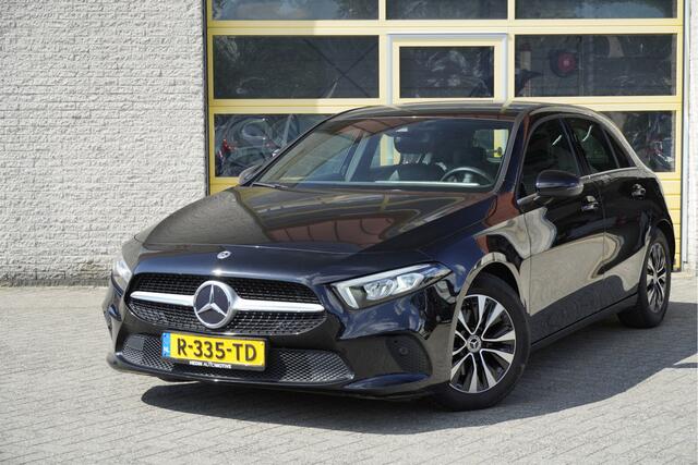 Mercedes-Benz A-KLASSE 180 5drs Business Solution BJ2022 Lmv 16" | Led V+A | Pdc | Achteruitrijcamera | Navi | Climate control | Cruise control | Sportstoelen | Verwarmde voorstoelen | Zwarte hemel | Getint glas