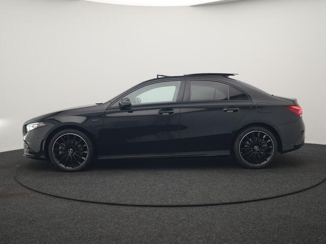 Mercedes-Benz A-KLASSE 250 e AMG Line PHEV 218pk | Panodak | Camera | Multibeam LED | Alcantara Sportstoelen Verwarmd | Apple Carplay | Sfeerverlichting | Blis | Cruise Control | Navigatie | Virtual | DAB | Plug In Hybrid |