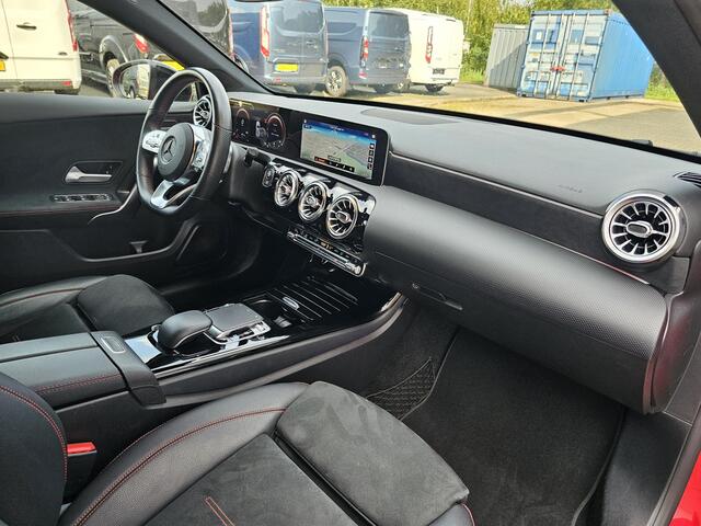Mercedes-Benz A-KLASSE 180 Business Solution AMG Night Upgrade Zéér luxe | Alcantara leder | Stoelverwarming | Achteruitrijcamera | Full led | Virtual cockpit | etc.