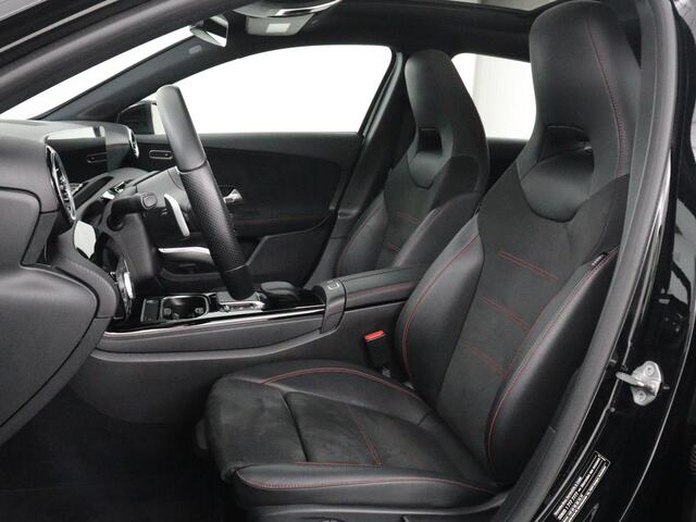 Mercedes-Benz A-KLASSE 180 Business Solution AMG | Panoramadak | Carplay | Cruise control | Climate control | DAB+ | Navigatie | Bluetooth | Stoelverwarming | Park assist