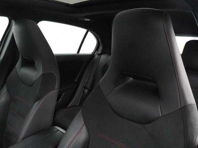Mercedes-Benz A-KLASSE 180 Business Solution AMG | Panoramadak | Carplay | Cruise control | Climate control | DAB+ | Navigatie | Bluetooth | Stoelverwarming | Park assist