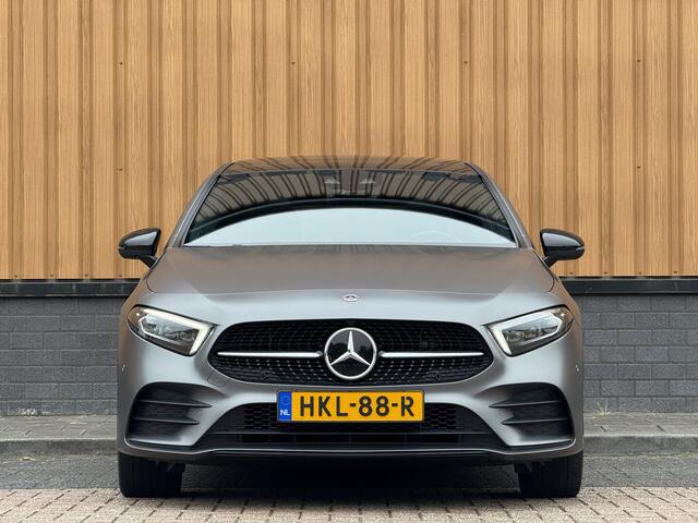 Mercedes-Benz A-KLASSE 250 e Premium Plus | Grafietgrijs Mango | Burmester | Panorama dak | Head-Up Display | 360° Camera | Multibeam Led | Sfeerverlichting | Trekhaak | Apple Carplay | Android Auto |
