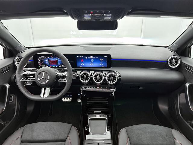 Mercedes-Benz A-KLASSE 250 e Business Solution AMG | Nightpakket | Panoramaschuifdak | Multibeam LED | Stoelverwarming voor | Smartphone Integratie | Sfeerverlichting |