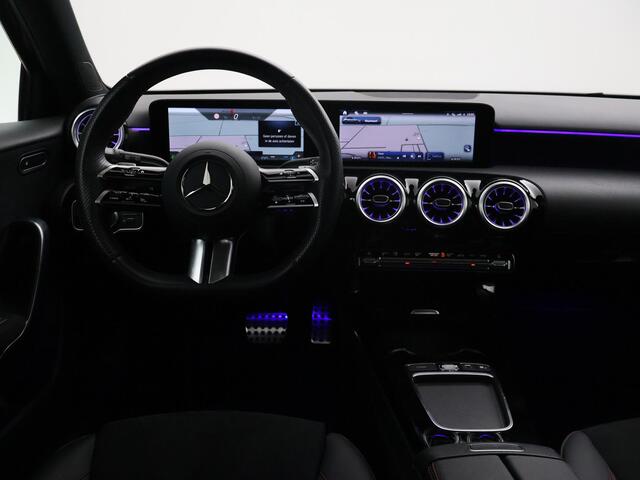 Mercedes-Benz A-KLASSE 180 STAR EDITION AMG LINE LIMITED + PANORAMA | SFEERVERLICHTING | 19 INCH LMV | CAMERA