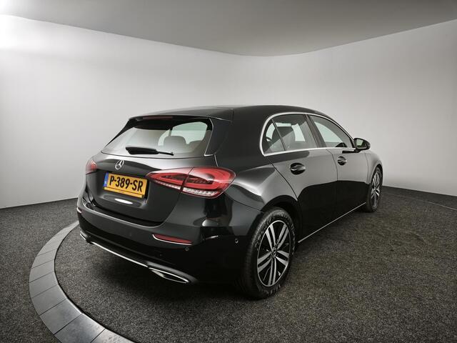 Mercedes-Benz A-KLASSE 180 Luxury Line | Trekhaak | Stoelverwarming | Navigatie | Climate Control |